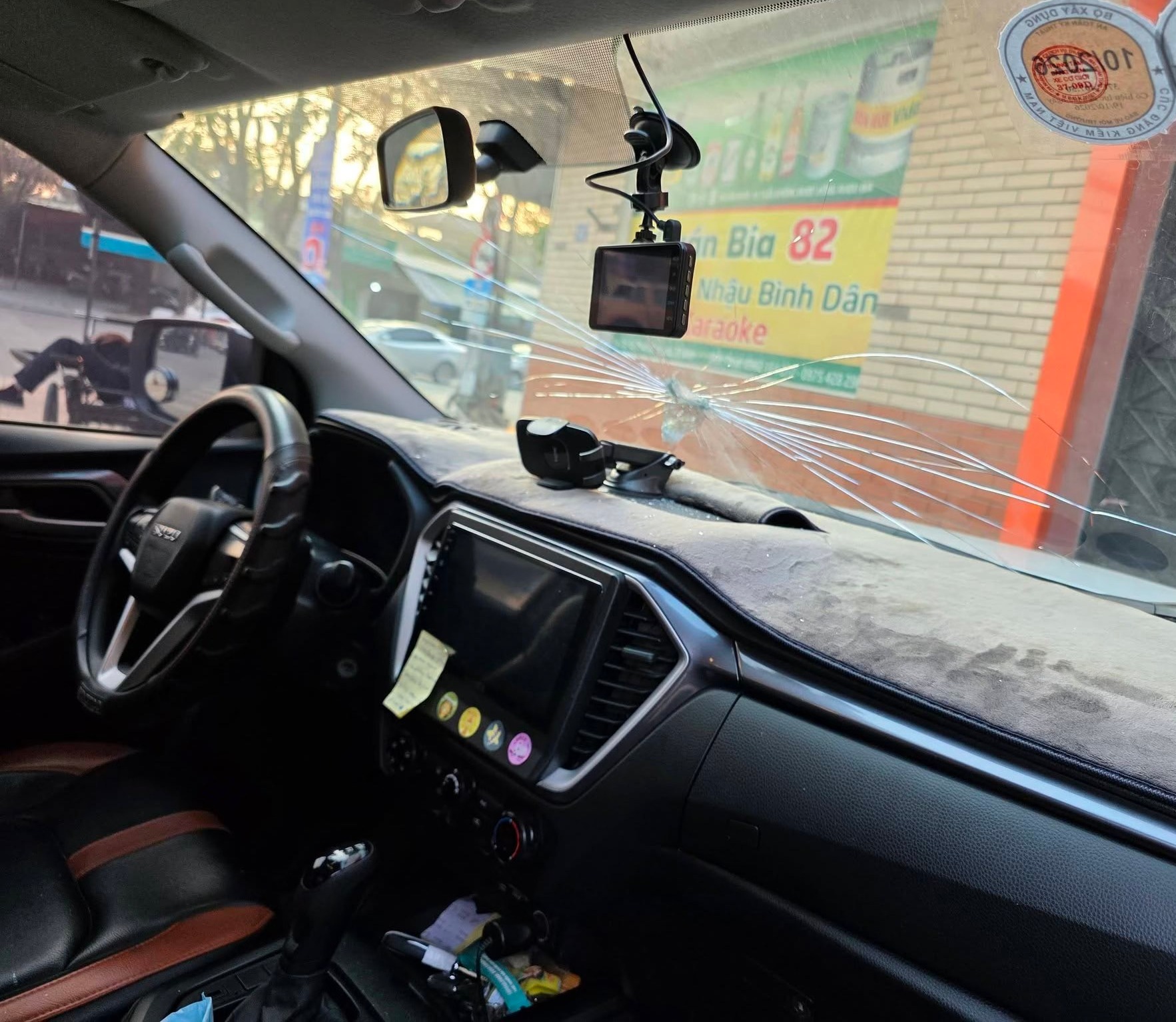 Vụ người lạ mặc &aacute;o mưa, che &ocirc; k&iacute;n mặt đập ph&aacute; &ocirc; t&ocirc;: Người th&acirc;n sang nh&agrave; chủ xe xin một điều- Ảnh 1.