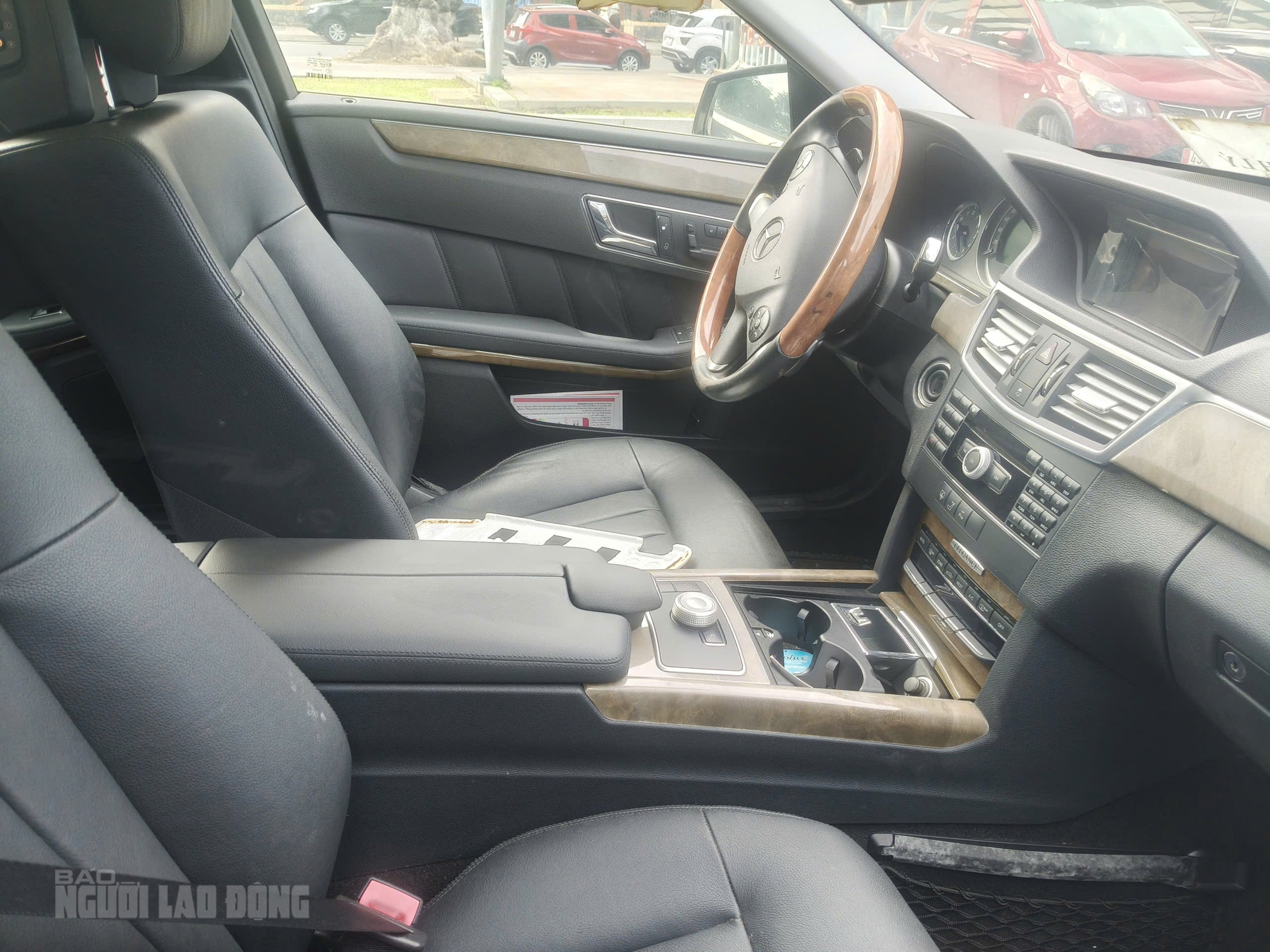 Cận cảnh xe c&ocirc;ng Mercedes-Benz E300 thanh l&yacute; ở Đ&agrave; Nẵng, gi&aacute; khởi điểm c&ograve;n 282 triệu đồng- Ảnh 2.