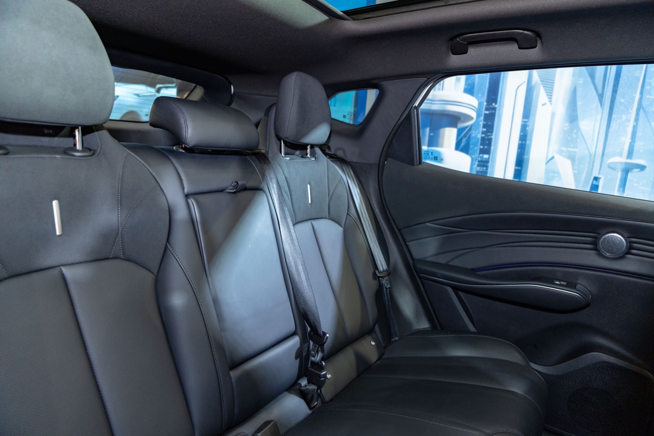 Omoda C7 chính thức nhận cọc tại Việt Nam: Giá dự kiến từ 839 triệu đồng, quyết đấu Mazda CX-5 bằng cấu hình PHEV và bảo hành 1 triệu km- Ảnh 7.