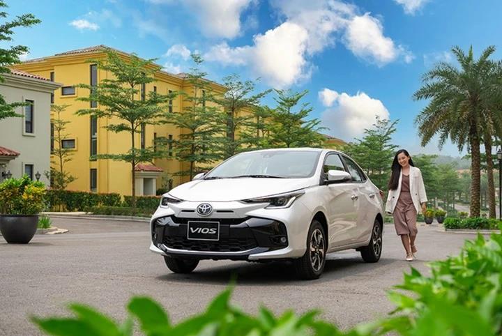 Toyota Vios giữ vững ng&ocirc;i vương trong cuộc đua doanh số cuối năm- Ảnh 1.