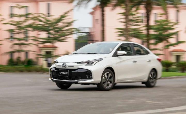 Toyota Vios giữ vững ng&ocirc;i vương trong cuộc đua doanh số cuối năm- Ảnh 3.