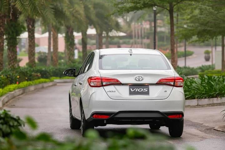Toyota Vios giữ vững ng&ocirc;i vương trong cuộc đua doanh số cuối năm- Ảnh 4.