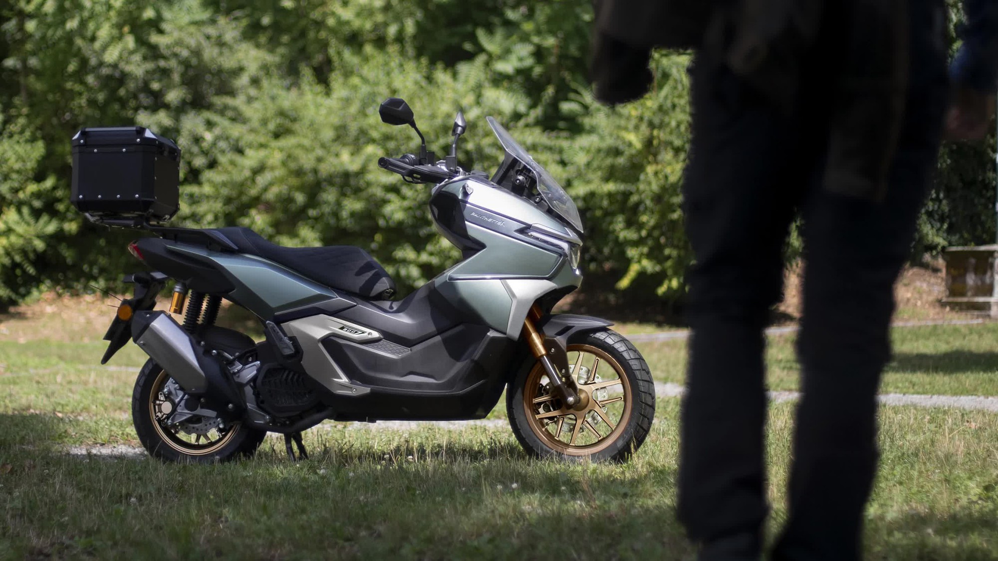 Nhẹ hơn đối thủ gần 40kg, mẫu xe tay ga 'độc lạ' n&agrave;y liệu c&oacute; l&agrave;m n&ecirc;n chuyện trước Honda v&agrave; Yamaha?- Ảnh 3.