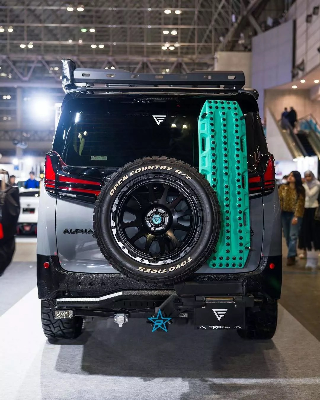 Độ Toyota Alphard tới cỡ này thì Land Cruiser cũng chỉ là ‘cái bóng’: Gầm cao, lốp béo, đồ nghề off-road ‘tận răng’- Ảnh 6.