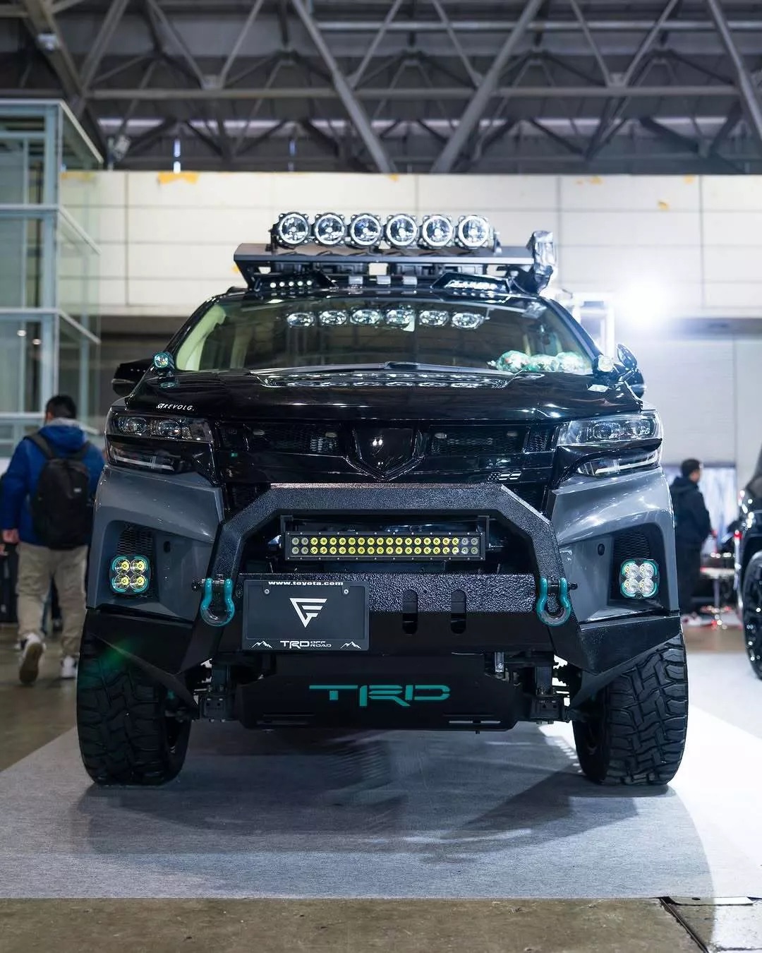 Độ Toyota Alphard tới cỡ này thì Land Cruiser cũng chỉ là ‘cái bóng’: Gầm cao, lốp béo, đồ nghề off-road ‘tận răng’- Ảnh 5.