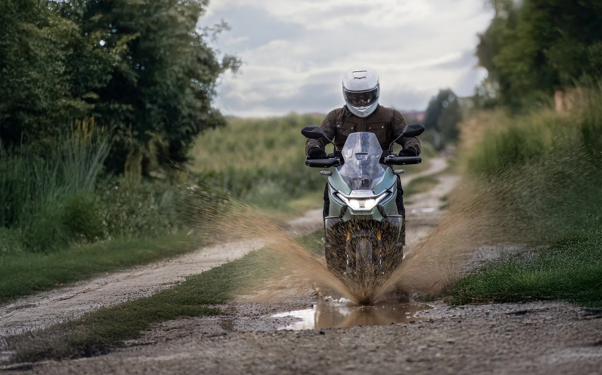 Nhẹ hơn đối thủ gần 40kg, mẫu xe tay ga 'độc lạ' n&agrave;y liệu c&oacute; l&agrave;m n&ecirc;n chuyện trước Honda v&agrave; Yamaha?- Ảnh 2.