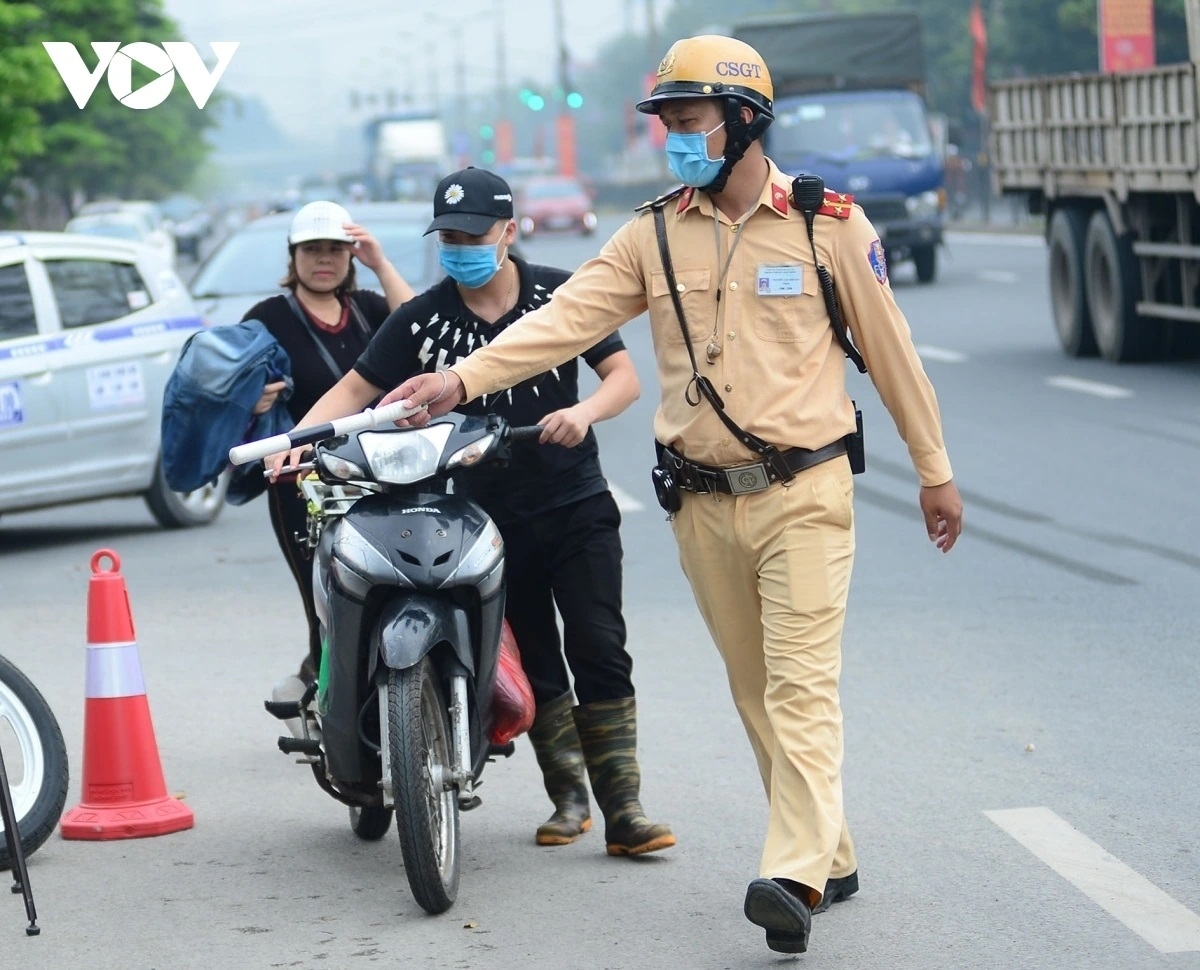 Mức phạt năm 2026 cho lỗi kh&ocirc;ng chấp h&agrave;nh hiệu lệnh của CSGT- Ảnh 1.