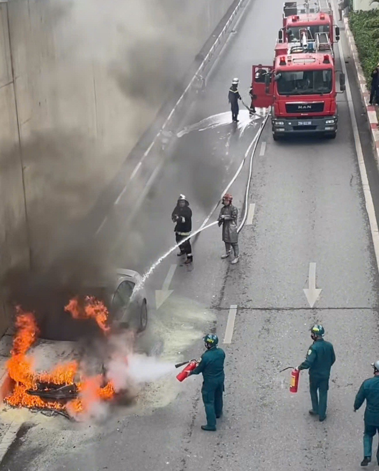 H&agrave; Nội: Xe &ocirc; t&ocirc; gắn logo Audi bốc ch&aacute;y ng&ugrave;n ngụt ở hầm chui Thanh Xu&acirc;n- Ảnh 1.