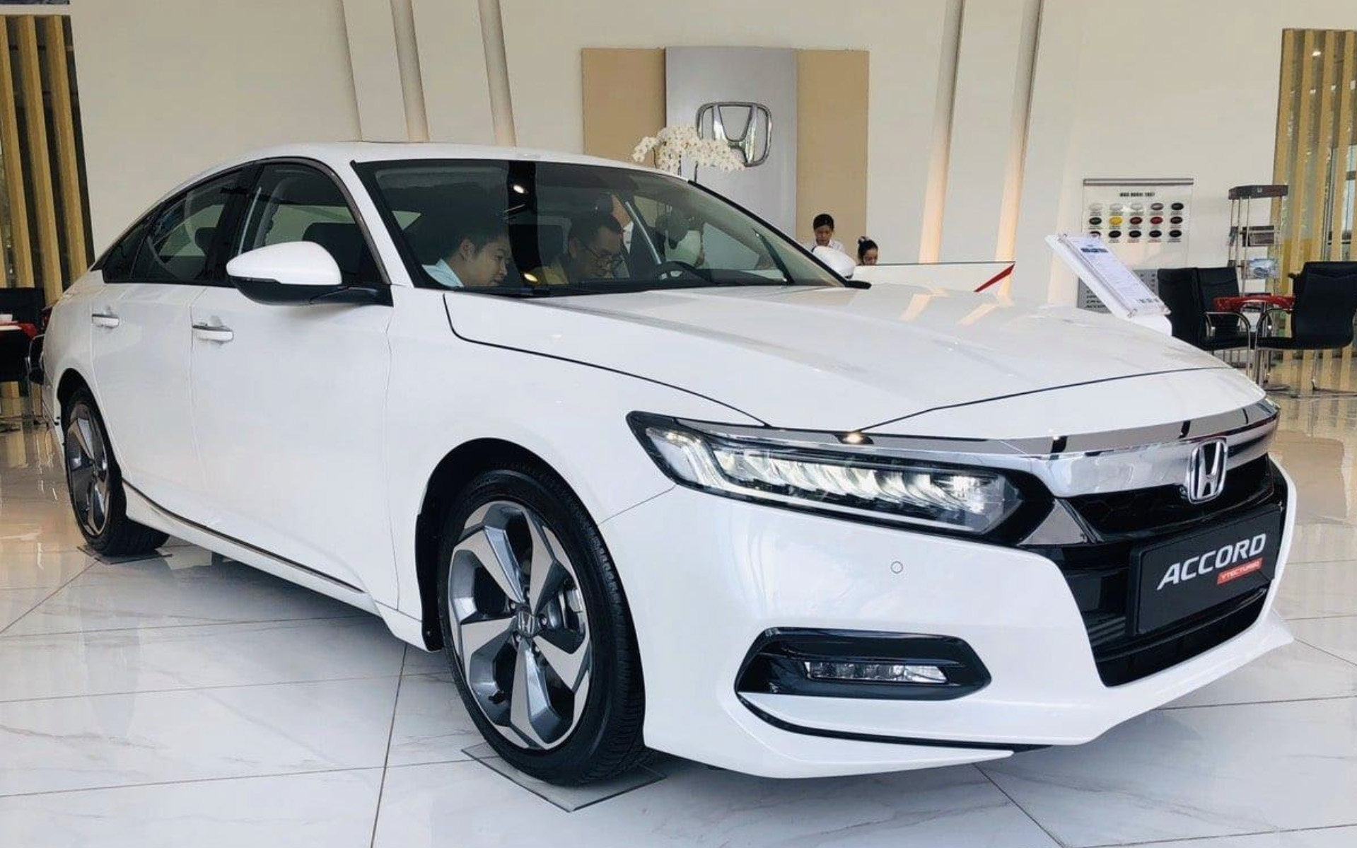 Honda Accord &acirc;m thầm r&uacute;t khỏi Việt Nam, Toyota Camry trước cơ hội &lsquo;c&acirc;n&rsquo; trọn ph&acirc;n kh&uacute;c khi đối thủ cuối đang qu&aacute; đuối?- Ảnh 3.