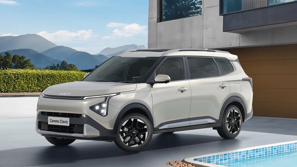 Kia Carens th&ecirc;m bản mới: Gi&aacute; 'mềm' nhưng vẫn c&oacute; cửa sổ trời, điều h&ograve;a tự động, g&acirc;y &aacute;p lực cực lớn l&ecirc;n Xpander- Ảnh 1.