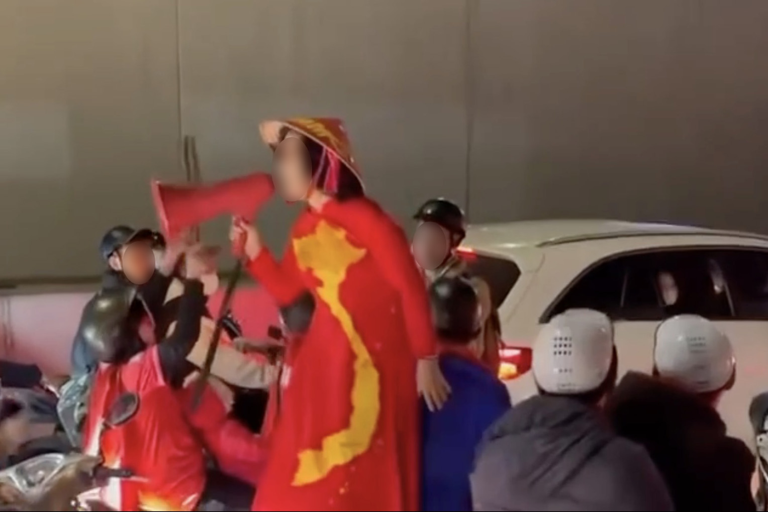 Danh t&iacute;nh người phụ nữ "đi b&atilde;o", h&ocirc; h&agrave;o đ&aacute;m đ&ocirc;ng đua xe ở H&agrave; Nội, đ&atilde; được c&ocirc;ng an mời l&agrave;m việc- Ảnh 1.