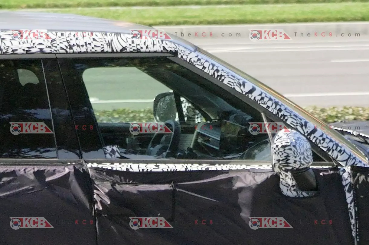 Hyundai Santa Fe facelift để lộ nội thất với nhiều n&acirc;ng cấp: D&ugrave;ng m&agrave;n h&igrave;nh cảm ứng cỡ lớn, v&ocirc; lăng mới, dễ bỏ m&agrave;n h&igrave;nh sau tay l&aacute;i như Tesla- Ảnh 1.