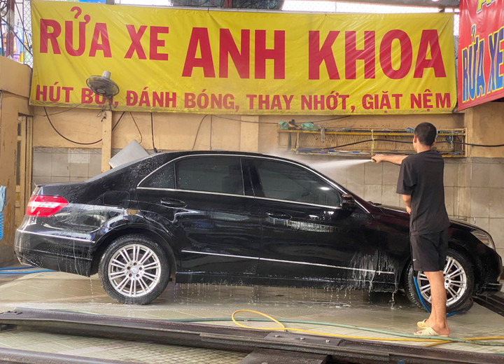 Dip Tết Dương lịch, nh&acirc;n vi&ecirc;n tiệm rửa xe ở TP.HCM l&agrave;m kh&ocirc;ng ngơi tay- Ảnh 1.