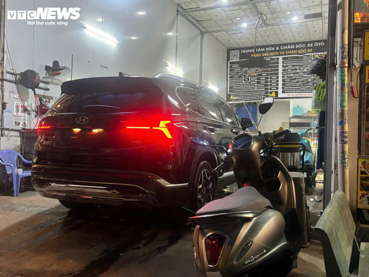 Dip Tết Dương lịch, nh&acirc;n vi&ecirc;n tiệm rửa xe ở TP.HCM l&agrave;m kh&ocirc;ng ngơi tay- Ảnh 3.