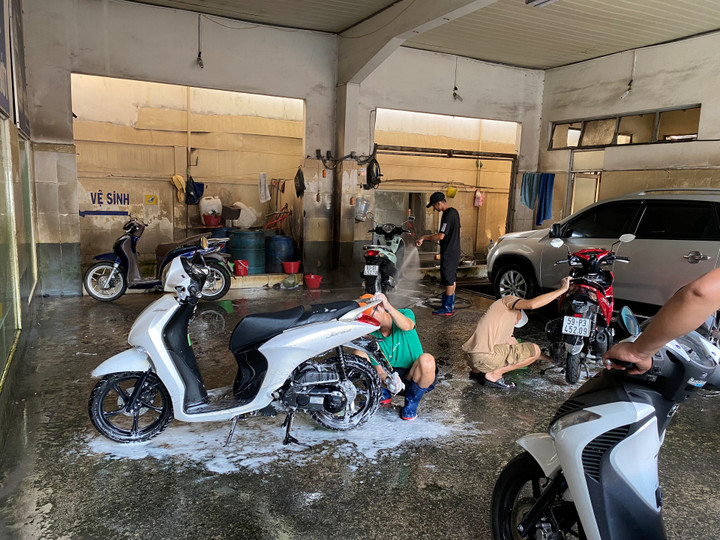 Dip Tết Dương lịch, nh&acirc;n vi&ecirc;n tiệm rửa xe ở TP.HCM l&agrave;m kh&ocirc;ng ngơi tay- Ảnh 2.