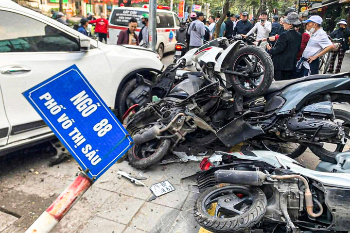Ô tô lao lên vỉa hè, hàng loạt xe máy bị đâm hỏng- Ảnh 2.