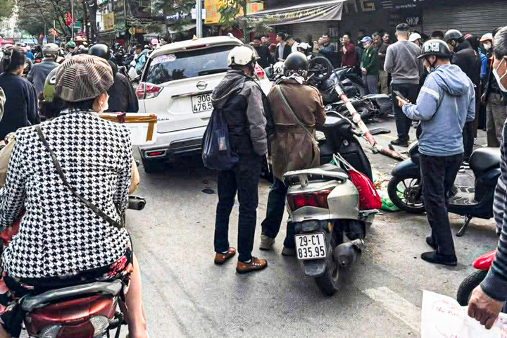 Ô tô lao lên vỉa hè, hàng loạt xe máy bị đâm hỏng- Ảnh 3.