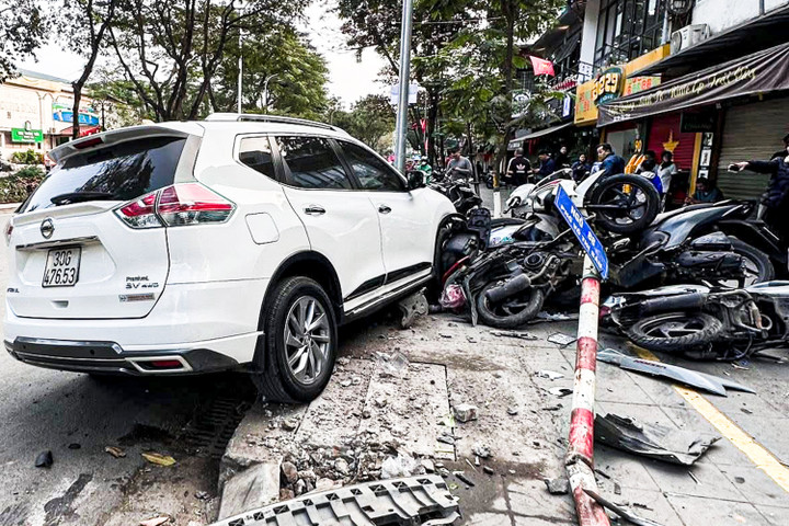 Ô tô lao lên vỉa hè, hàng loạt xe máy bị đâm hỏng- Ảnh 1.