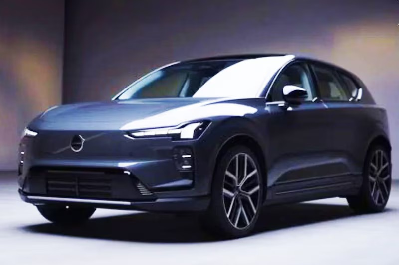 Volvo EX60 c&oacute; ảnh kh&ocirc;ng che r&otilde; n&eacute;t: D&aacute;ng chất chơi hơn XC60, tay nắm cửa dị kiểu Ford, chạy H&agrave; Nội - Đ&agrave; Nẵng kh&ocirc;ng cần sạc th&ecirc;m- Ảnh 1.