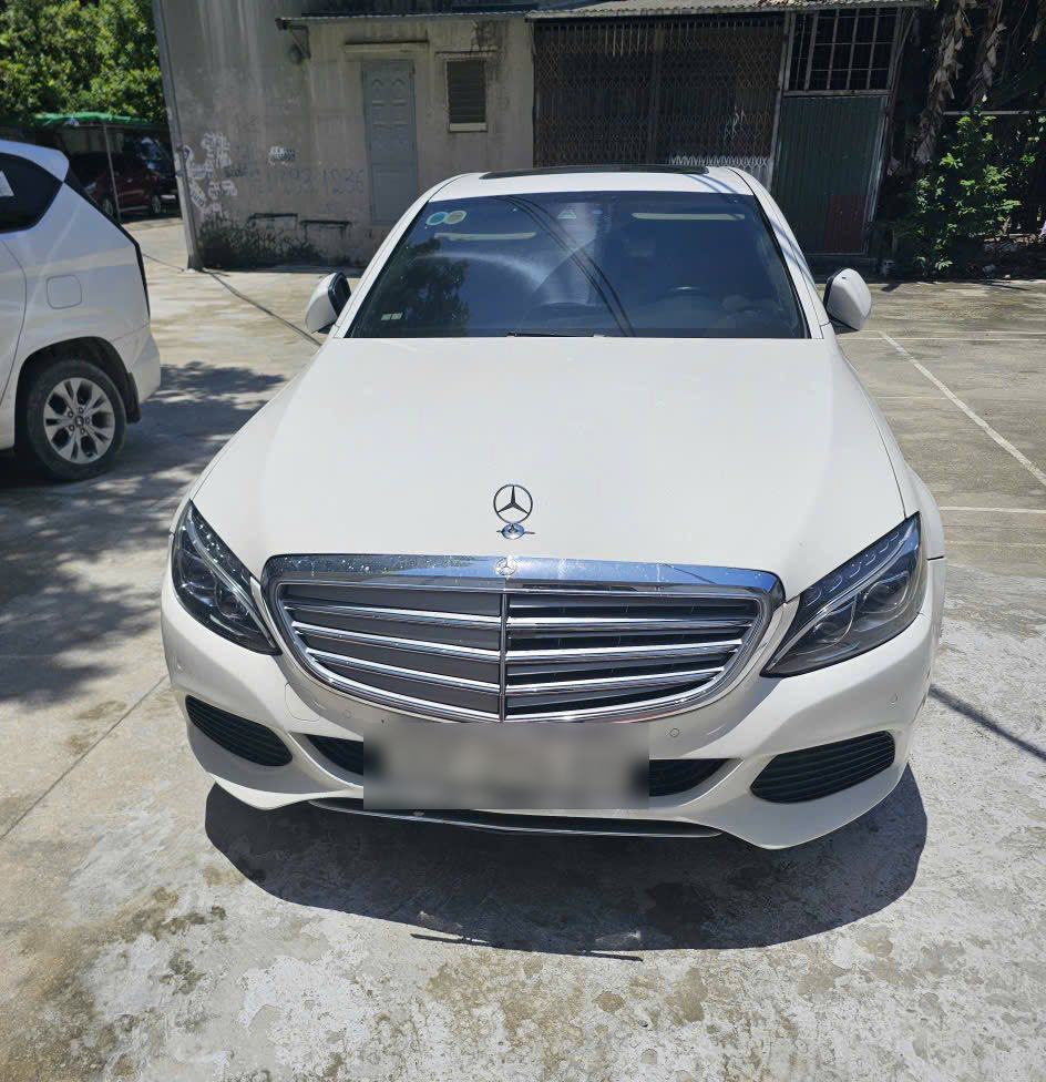 Chiếc Mercedes bị "bỏ rơi" gần 2 năm kh&ocirc;ng ai đến lấy: Tiết lộ về người mang xe đến sửa v&agrave; sự bất thường- Ảnh 1.