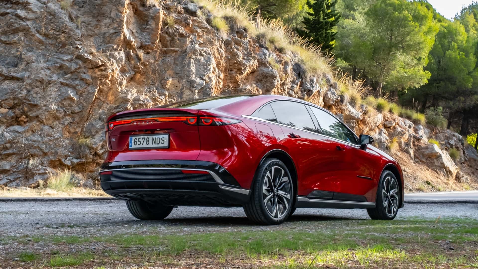 Mazda6 bị "khai tử" tại Việt Nam nhưng hậu duệ bản điện n&agrave;y lại cực đắt h&agrave;ng, l&ocirc;i k&eacute;o kh&aacute;ch của cả h&atilde;ng top thế giới- Ảnh 3.