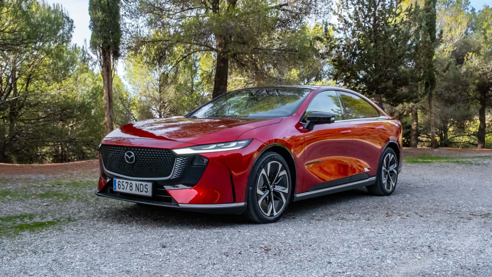 Mazda6 bị "khai tử" tại Việt Nam nhưng hậu duệ bản điện n&agrave;y lại cực đắt h&agrave;ng, l&ocirc;i k&eacute;o kh&aacute;ch của cả h&atilde;ng top thế giới- Ảnh 2.