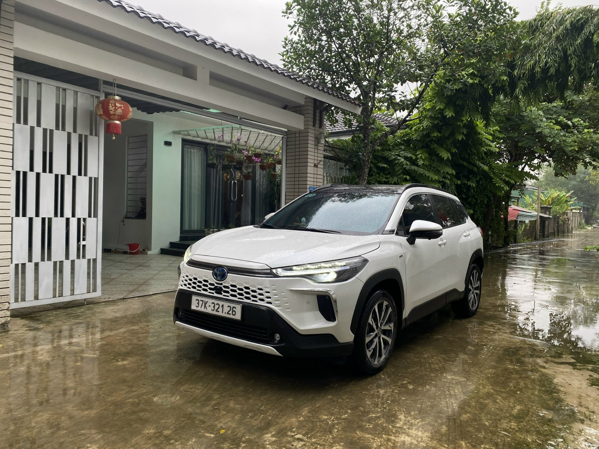 Loạt xe Toyota hybrid giảm gi&aacute; ni&ecirc;m yết tại Việt Nam: Yaris Cross rẻ nhất cũng được giảm, c&oacute; mẫu giảm tới 200 triệu đồng- Ảnh 3.