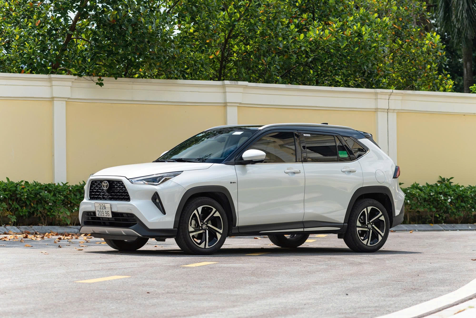 Loạt xe Toyota hybrid giảm gi&aacute; ni&ecirc;m yết tại Việt Nam: Yaris Cross rẻ nhất cũng được giảm, c&oacute; mẫu giảm tới 200 triệu đồng- Ảnh 4.