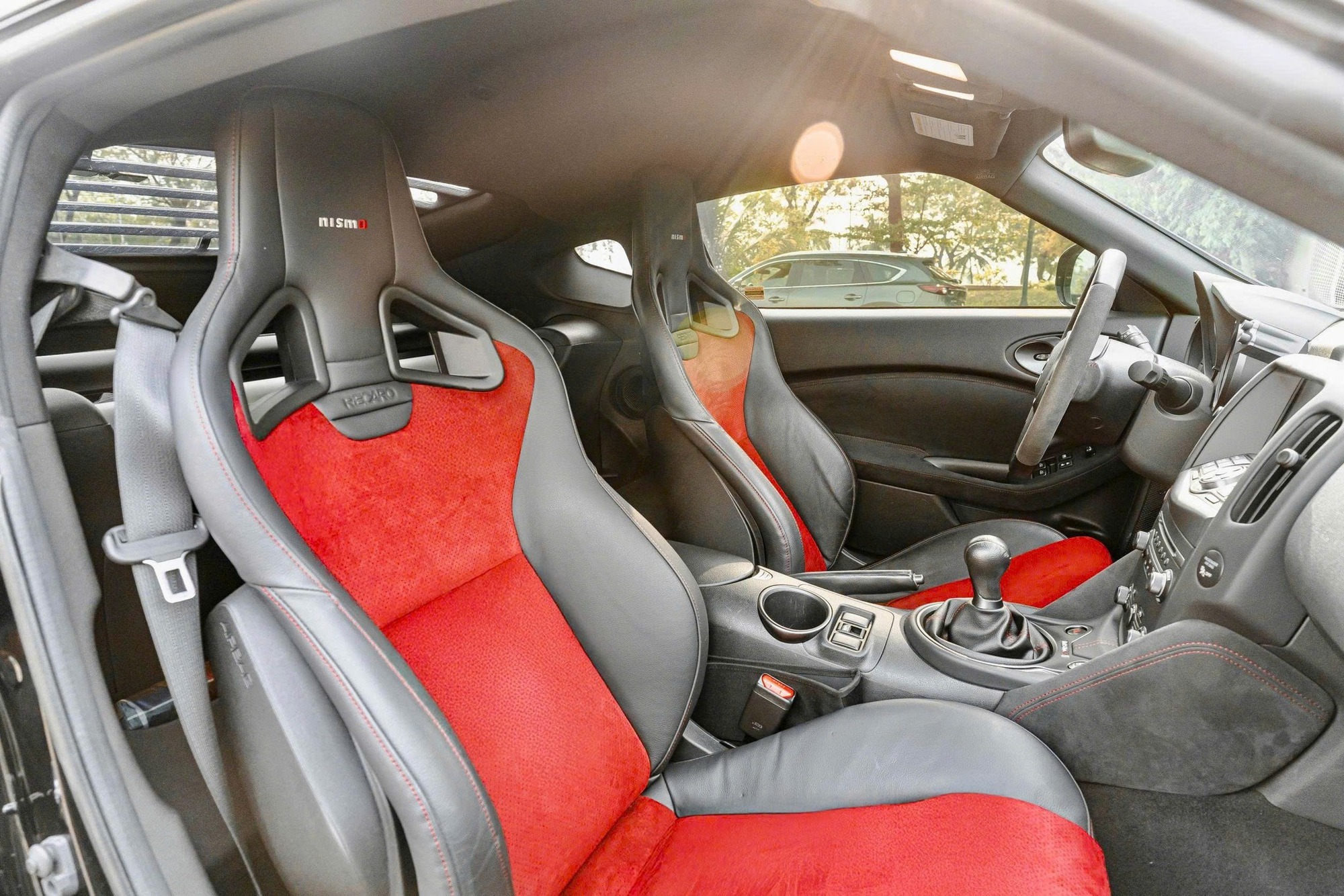 Nissan 370Z Nismo số s&agrave;n duy nhất Việt Nam rao 3,7 tỷ đồng: Đắt hơn RX 350 bản 'base' mua mới, b&ugrave; lại 'xe gần như mới' cho người th&iacute;ch sưu tầm- Ảnh 4.