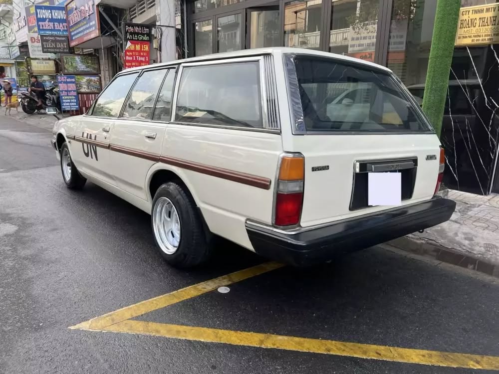 Cận cảnh Toyota Cressida Wagon của &ocirc;ng Đặng L&ecirc; Nguy&ecirc;n Vũ: Mẫu xe 'cổ lỗ sĩ' đi ngược xu hướng SUV, khiến giới mộ điệu phải ngả mũ v&igrave; c&aacute;i 'gu' lạ- Ảnh 3.