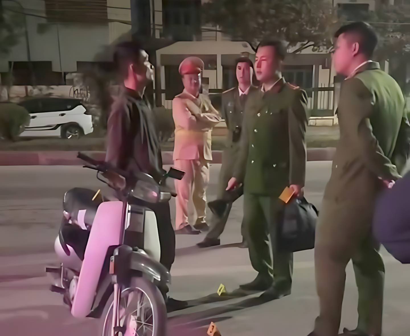 Người đ&agrave;n &ocirc;ng giật v&agrave; x&eacute; phiếu đo nồng độ cồn của CSGT giữa phố- Ảnh 2.