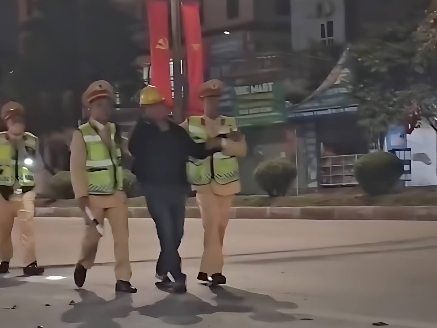 Người đ&agrave;n &ocirc;ng giật v&agrave; x&eacute; phiếu đo nồng độ cồn của CSGT giữa phố- Ảnh 3.