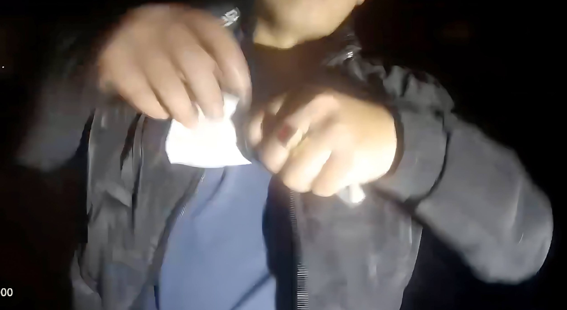 Người đ&agrave;n &ocirc;ng giật v&agrave; x&eacute; phiếu đo nồng độ cồn của CSGT giữa phố- Ảnh 1.