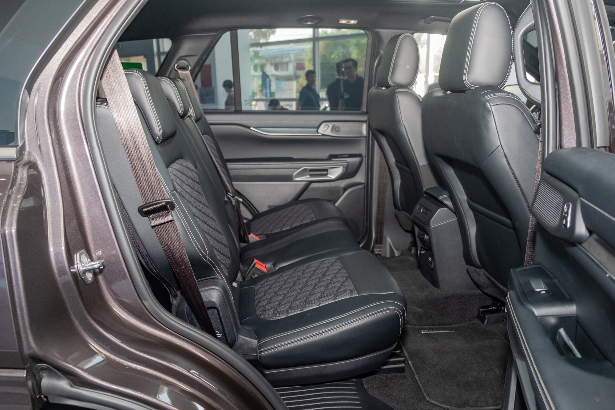 Lộ ảnh Ford Everest 'lạ' tại Việt Nam: Dễ dùng máy xăng khác hoàn toàn xe trên thị trường, bản Platinum nhưng nhiều trang bị chưa từng có- Ảnh 12. Lộ ảnh Ford Everest 'lạ' tại Việt Nam: Dễ dùng máy xăng khác hoàn toàn xe trên thị trường, bản Platinum nhưng nhiều trang bị chưa từng có- Ảnh 12.