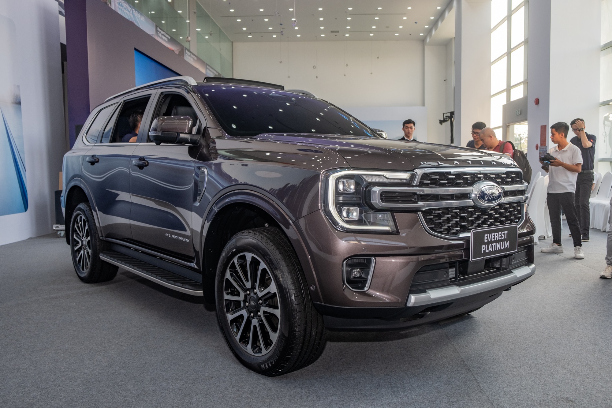 Lộ ảnh Ford Everest 'lạ' tại Việt Nam: Dễ dùng máy xăng khác hoàn toàn xe trên thị trường, bản Platinum nhưng nhiều trang bị chưa từng có- Ảnh 8. Lộ ảnh Ford Everest 'lạ' tại Việt Nam: Dễ dùng máy xăng khác hoàn toàn xe trên thị trường, bản Platinum nhưng nhiều trang bị chưa từng có- Ảnh 8.