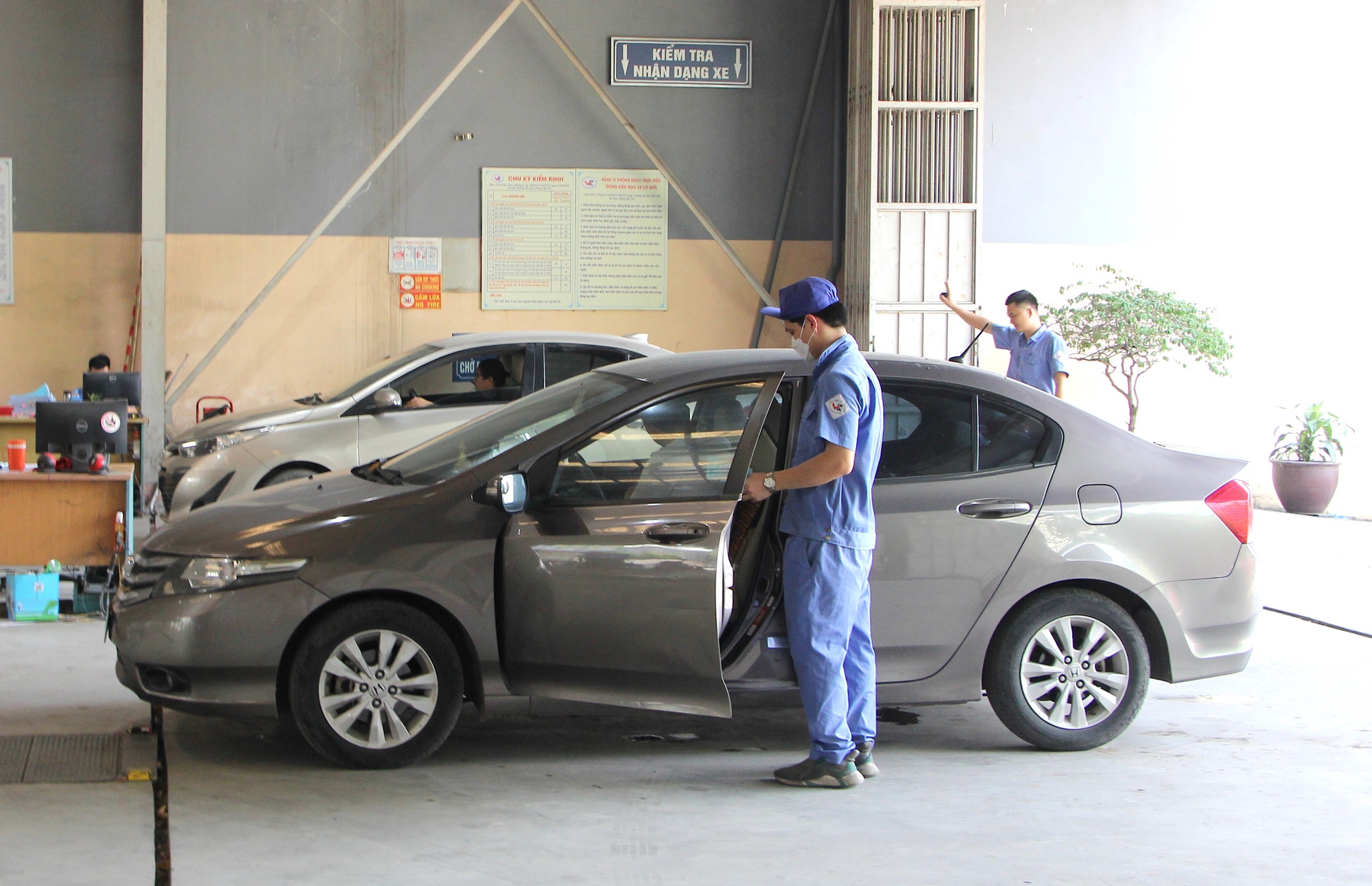 Ch&iacute;nh thức cho ph&eacute;p xuất tr&igrave;nh đăng k&yacute; xe qua VNeID khi đi đăng kiểm- Ảnh 1.