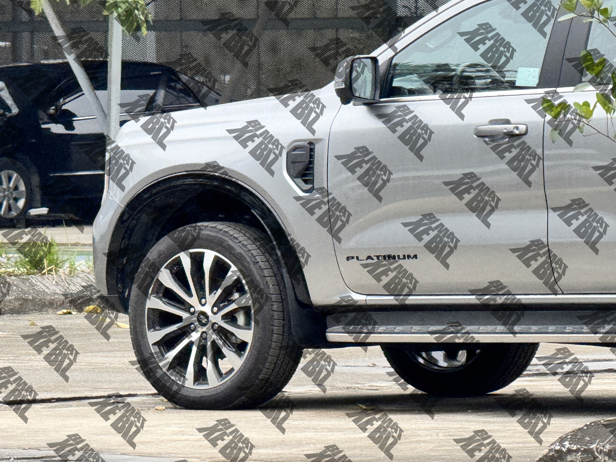 Lộ ảnh Ford Everest 'lạ' tại Việt Nam: Dễ dùng máy xăng khác hoàn toàn xe trên thị trường, bản Platinum nhưng nhiều trang bị chưa từng có- Ảnh 7. Lộ ảnh Ford Everest 'lạ' tại Việt Nam: Dễ dùng máy xăng khác hoàn toàn xe trên thị trường, bản Platinum nhưng nhiều trang bị chưa từng có- Ảnh 7.