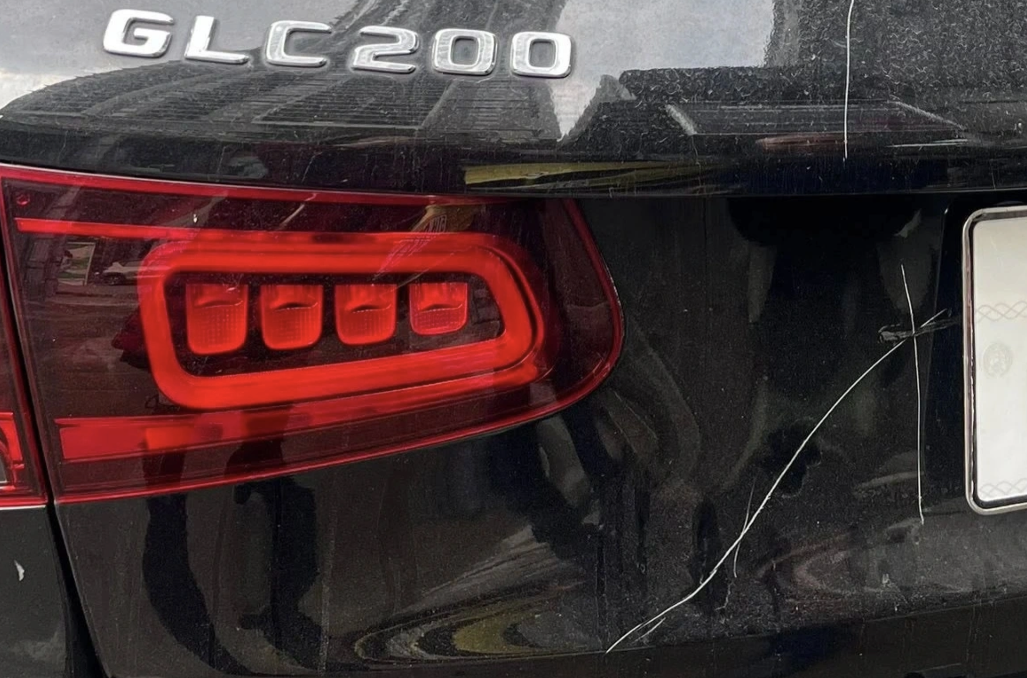 C&ocirc;ng an v&agrave;o cuộc vụ xe Mercedes bị c&agrave;o xước, bẻ gương, đập k&iacute;nh khi đỗ trước một trung t&acirc;m tiếng Anh- Ảnh 1.