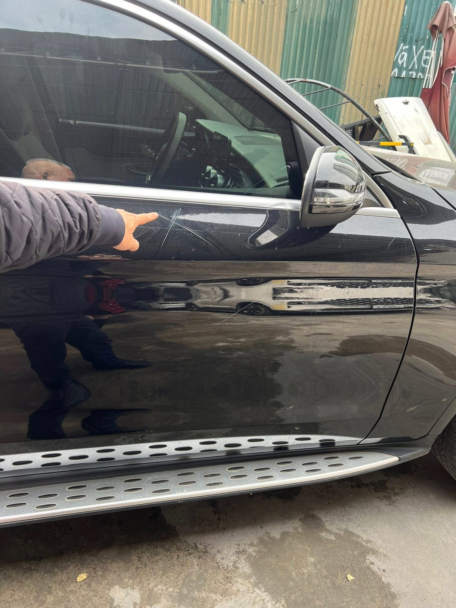 C&ocirc;ng an v&agrave;o cuộc vụ xe Mercedes bị c&agrave;o xước, bẻ gương, đập k&iacute;nh khi đỗ trước một trung t&acirc;m tiếng Anh- Ảnh 4.