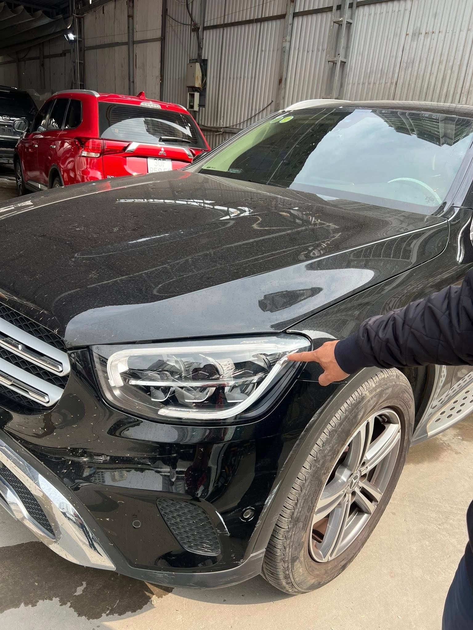 C&ocirc;ng an v&agrave;o cuộc vụ xe Mercedes bị c&agrave;o xước, bẻ gương, đập k&iacute;nh khi đỗ trước một trung t&acirc;m tiếng Anh- Ảnh 3.