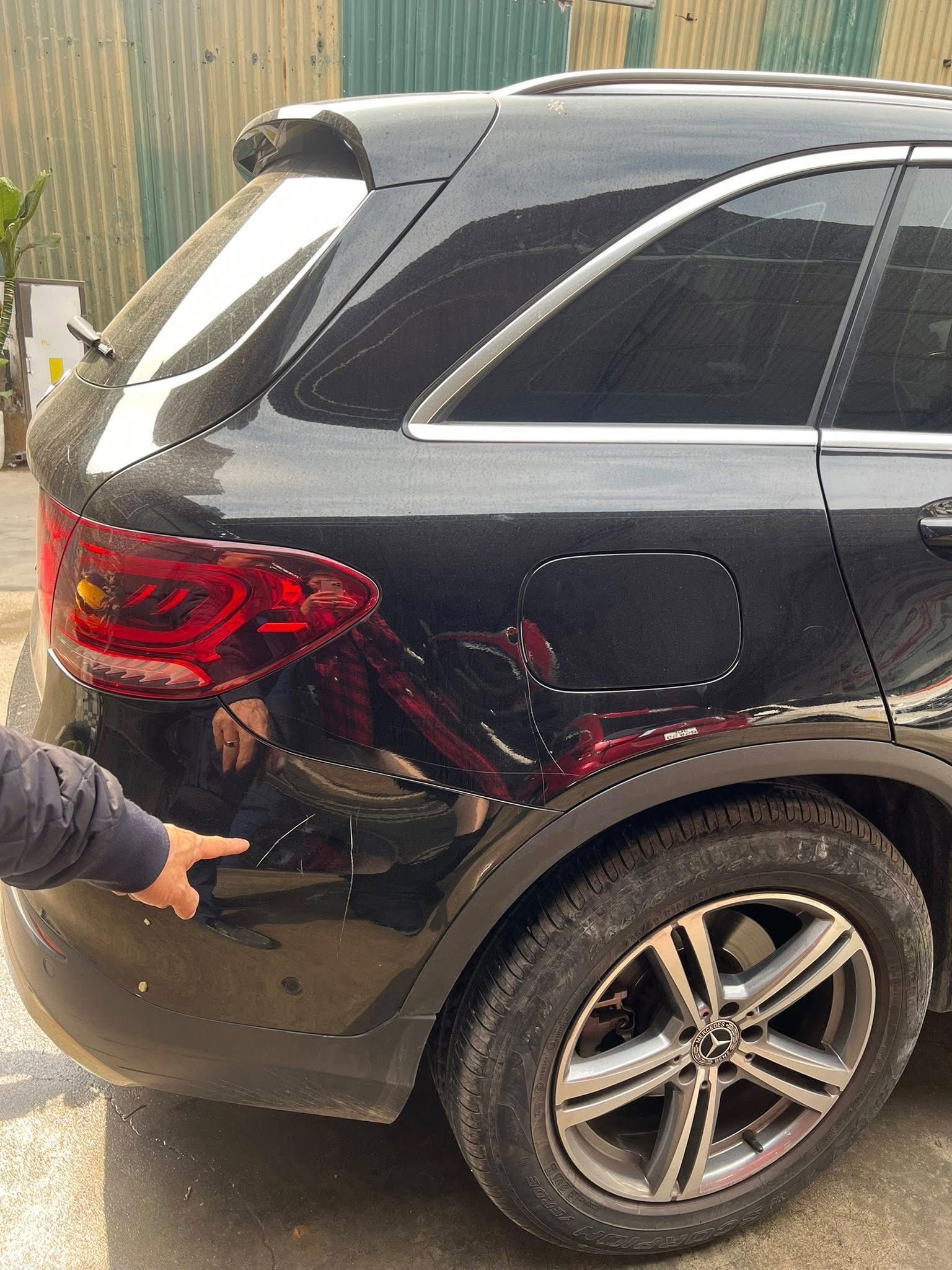 C&ocirc;ng an v&agrave;o cuộc vụ xe Mercedes bị c&agrave;o xước, bẻ gương, đập k&iacute;nh khi đỗ trước một trung t&acirc;m tiếng Anh- Ảnh 2.