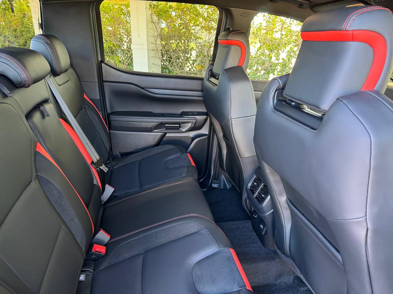 Ford Ranger Raptor m&aacute;y xăng V6 về Việt Nam: Gi&aacute; đồn đo&aacute;n khoảng 2 tỷ đồng, nhiều trang bị hơn hẳn, dễ trở th&agrave;nh 'b&aacute;n tải chơi'- Ảnh 11.