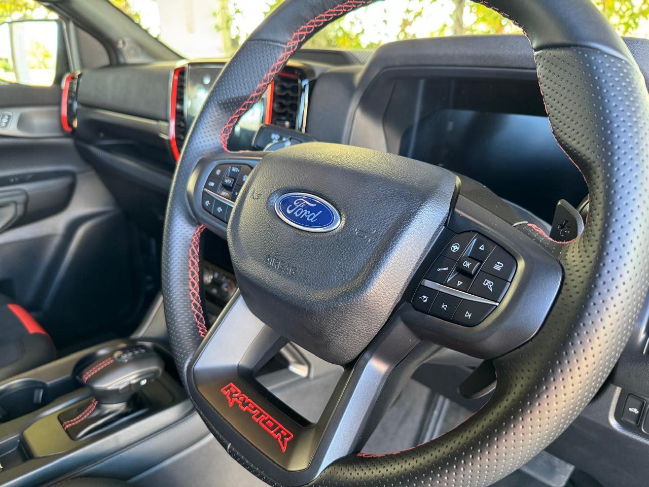 Ford Ranger Raptor m&aacute;y xăng V6 về Việt Nam: Gi&aacute; đồn đo&aacute;n khoảng 2 tỷ đồng, nhiều trang bị hơn hẳn, dễ trở th&agrave;nh 'b&aacute;n tải chơi'- Ảnh 6.