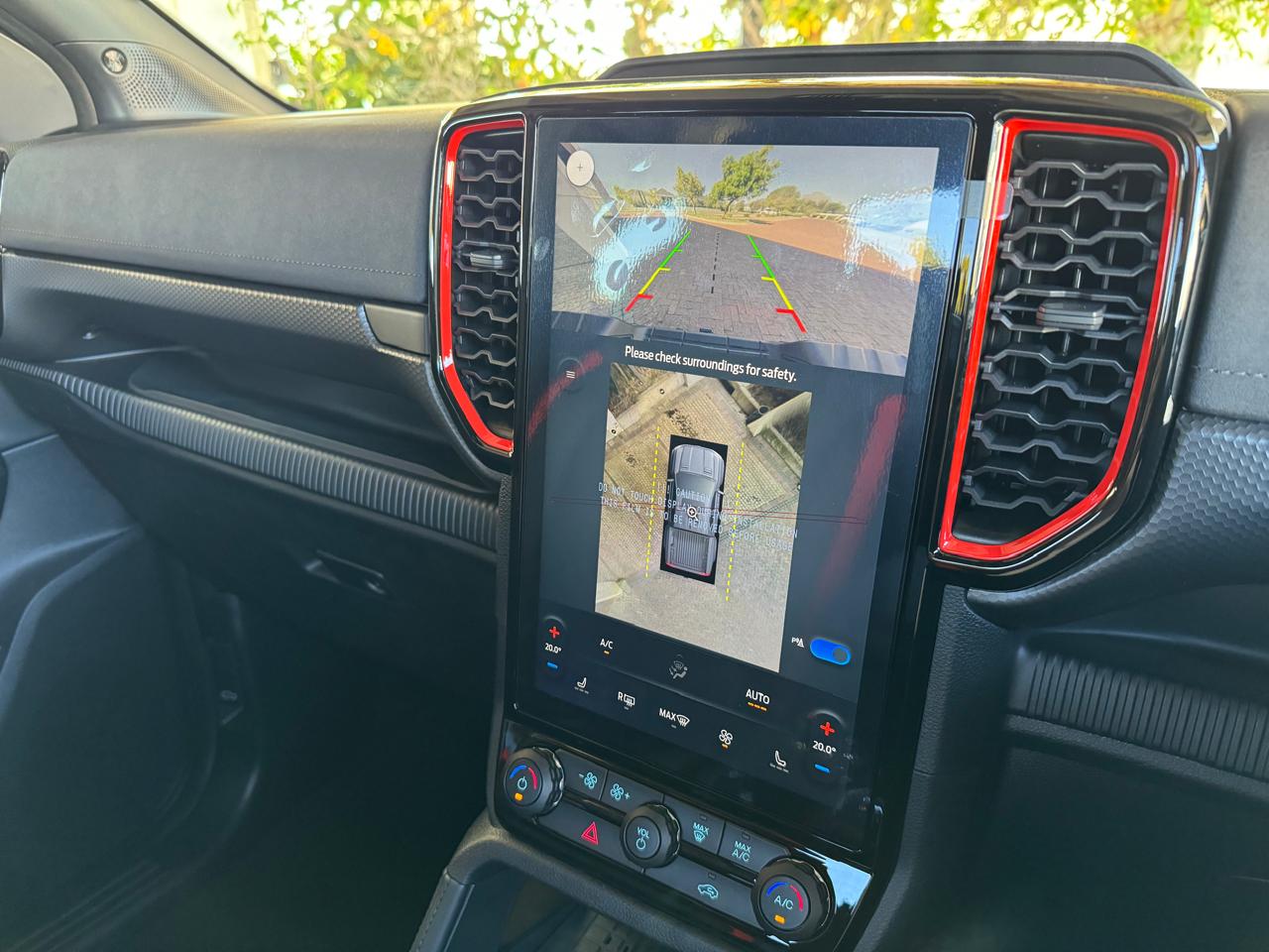 Ford Ranger Raptor m&aacute;y xăng V6 về Việt Nam: Gi&aacute; đồn đo&aacute;n khoảng 2 tỷ đồng, nhiều trang bị hơn hẳn, dễ trở th&agrave;nh 'b&aacute;n tải chơi'- Ảnh 9.