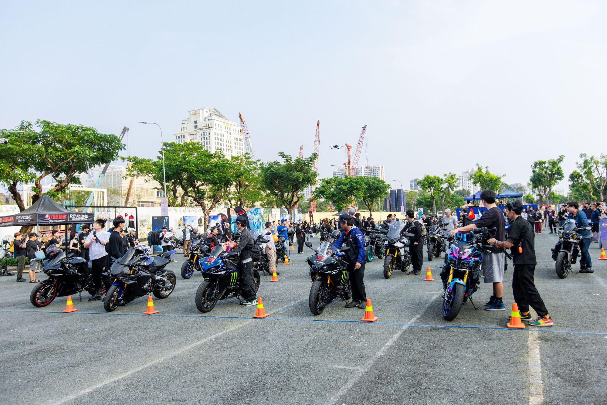 H&agrave;ng trăm biker quy tụ tại ng&agrave;y hội REVolution: YZF-R9 trở th&agrave;nh t&acirc;m điểm, h&eacute; lộ YZF-R1M chuẩn bị về Việt Nam- Ảnh 1.