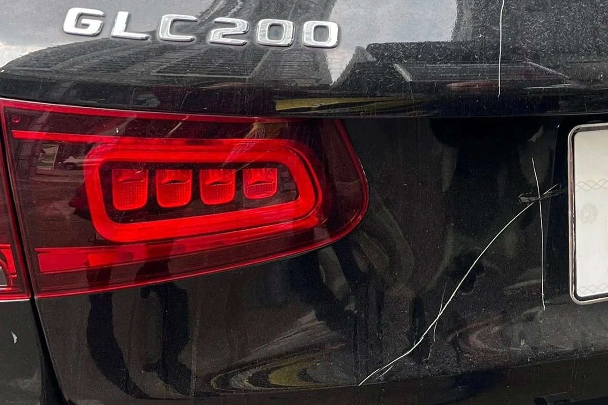 Vụ Mercedes đỗ ở vỉa hè Hà Nội bị đập gương, cào xước: Người phá xe xin tha thứ, bồi thường- Ảnh 2. Vụ Mercedes đỗ ở vỉa hè Hà Nội bị đập gương, cào xước: Người phá xe xin tha thứ, bồi thường- Ảnh 2.