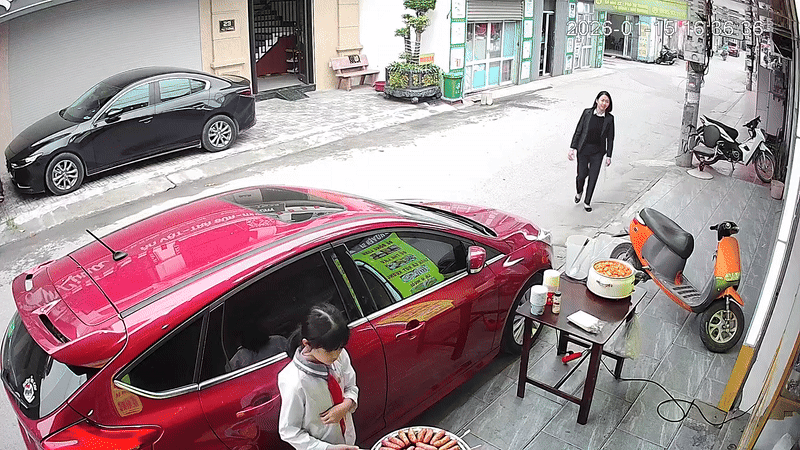 Đỗ &ocirc; t&ocirc; chắn trước qu&aacute;n ăn ở Hải Ph&ograve;ng cả tiếng, chủ xe ra n&oacute;i một c&acirc;u khiến chủ qu&aacute;n ngỡ ng&agrave;ng- Ảnh 1.