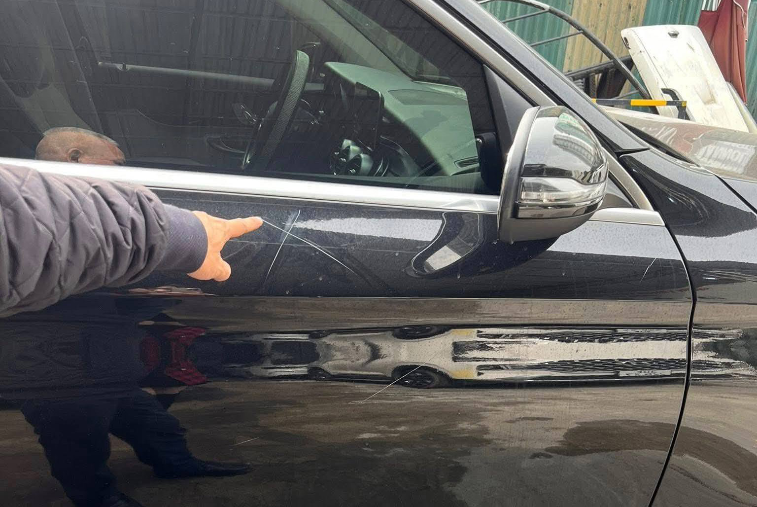 Vụ Mercedes đỗ ở vỉa hè Hà Nội bị đập gương, cào xước: Người phá xe xin tha thứ, bồi thường- Ảnh 1. Vụ Mercedes đỗ ở vỉa hè Hà Nội bị đập gương, cào xước: Người phá xe xin tha thứ, bồi thường- Ảnh 1.