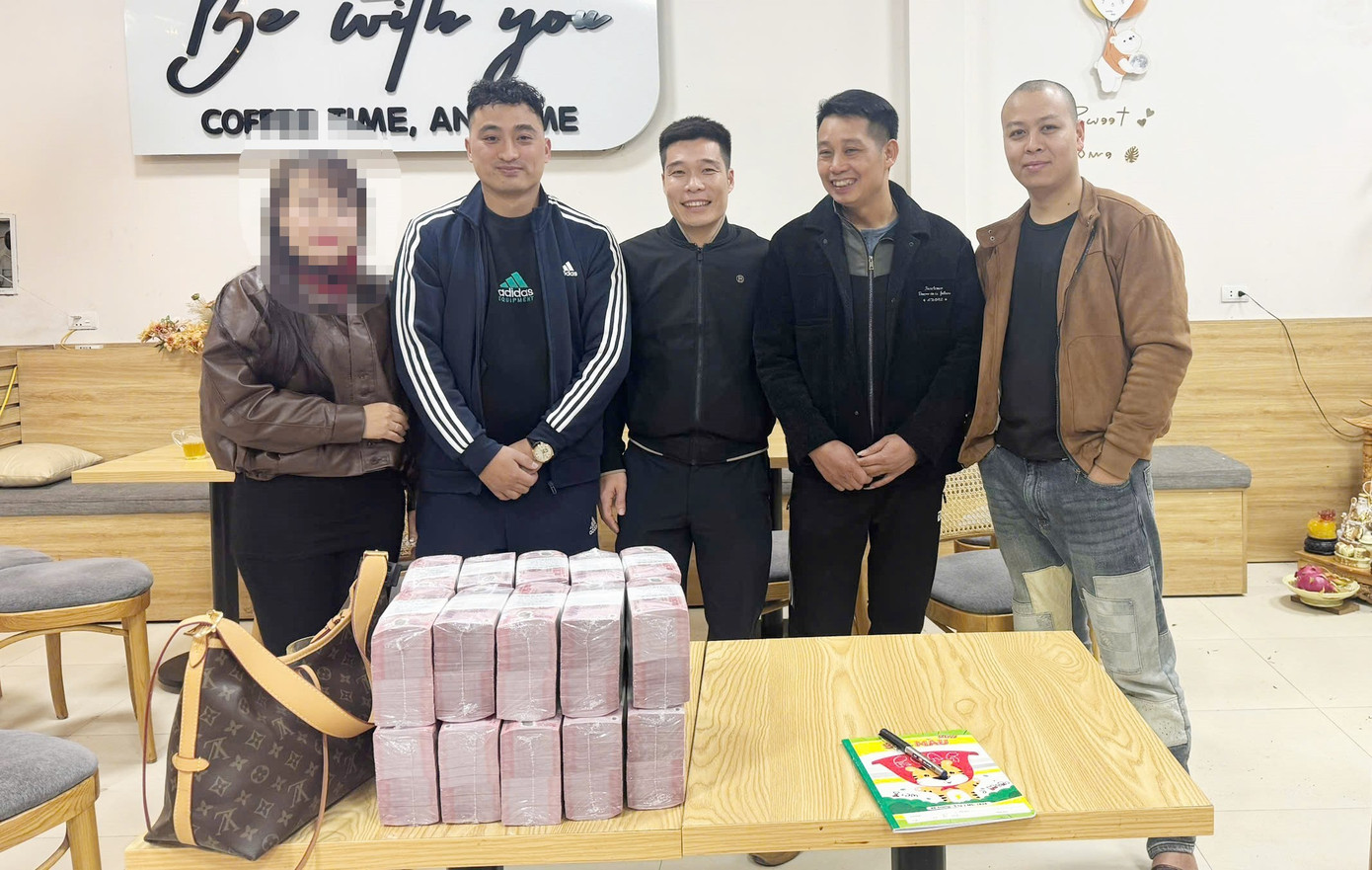 Đi ăn tất niên nhặt được bao tải chứa 1 tỷ đồng trên cao tốc: Chủ nhân số tiền lên tiếng bất ngờ- Ảnh 1. Đi ăn tất niên nhặt được bao tải chứa 1 tỷ đồng trên cao tốc: Chủ nhân số tiền lên tiếng bất ngờ- Ảnh 1.