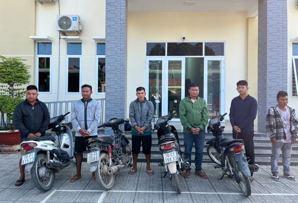 Kh&aacute;m x&eacute;t, bắt L&ecirc; Văn Phương SN 1993 trong đường d&acirc;y lớn, tịch thu loạt &ocirc; t&ocirc;, xe m&aacute;y, điện thoại- Ảnh 1.